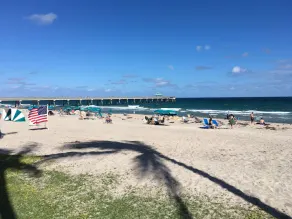 Beautiful Beach-side Studio, steps from beach - Image 4