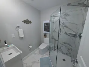 Lake view ! 1 King bed, 2 Queens 82\" TV for evening Movies - 3 bed 3 bath - Image 3