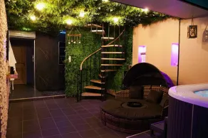 Romantic suite with private Jacuzzi - Image 2