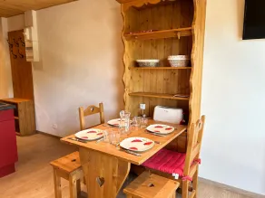 Apartamento céntrico con balcón cerca de pistas y servicios, para 4 huéspedes - Image 4