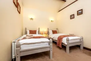 The Stocks Barn, renovated 1750’s barn in picturesque Lincolnshire cliff village - Image 4