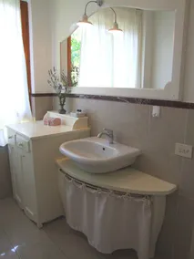 Stor og meget godt møbleret lejlighed i en villa med have og pool. D. - Image 3