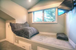 Modern home on creek and golf course with mountain views; ideal 2 families - Image 2