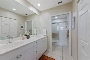 Regatta Resort, Vanderbilt Beach, Naples, 6 minute walk to beach - Image 2