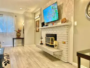 Impeccable Cleanliness Family & Pet Friendly Large Deck  House Near YYJ & Ferry - Image 2