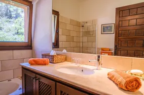 Superbe villa de luxe avec maison d’amis, Wi-Fi, piscine, jardin et vues mer exceptionnelles - Image 4