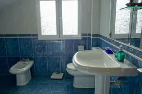 Chalet ensoleillé, spacieux et privé à proximité de superbes plages et commodités. - Image 3