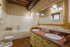 Villa design avec grande piscine au coeur de la campagne toscane - Image 3