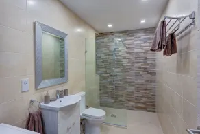 Modern 1BR Apartment in a Central Location - Image 2