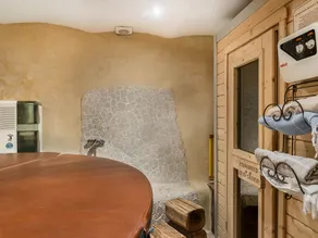 Authentic chalet with jacuzzi, sauna and parking for 12 people - Image 2