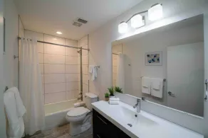 [Beach Retreat] modern condo +5 min. walk to beach - Image 3