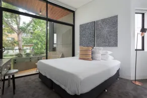 Stylish 2-Bed Apartment with BBQ Patio Near Beach - Image 5