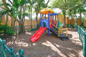Deluxe Yacht Club Condo Near the Beach - Image 5