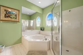 302W ~ Vibrante 2BR / 2BA condominio frente al mar en la planta superior - Image 3