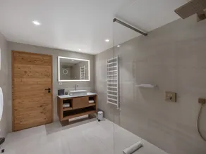 Neues Ski-in/Ski-out-Apartment mit Spa- und Poolzugang in Courchevel 1850 - Image 4