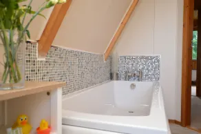 Loch view location in Holiday park, sleeps 4 persons, off road parking, free Wi-Fi - Image 4
