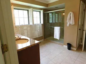Office and 5 BR, Updated Bathrooms, Movie Theater in Creve Coeur - Image 5