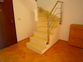 Deux étages appartement de trois chambres sur une colline au-dessus de la ville dans un quartier calme. - Image 3