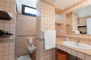 Helle Villa mit Pool umgeben von viel Grün in der Nähe des Meeres - Image 3