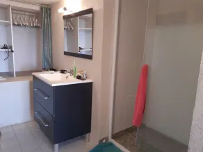 STUDIO på bottenvåningen i ett hus på trädbevuxen privat parkering - Image 2