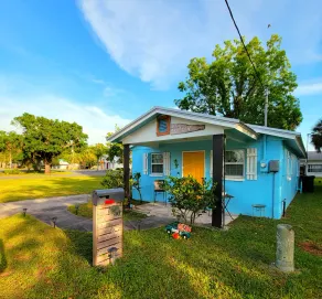 In walking distance from Three Sister's Springs,<br>Hunters Springs, & Kings Bay - Image 2