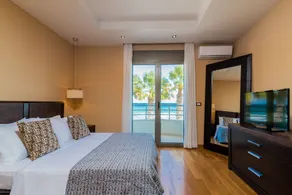 Gaia Deluxe SeaFront Villa, with Private Pool & Direct Access to the Beach - Image 3