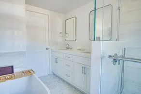 Modern coastal cottage- great location - Image 3