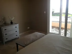 Vista para o mar de tirar o fôlego em absoluta calma ao pé de um carvalho centenário - Image 4
