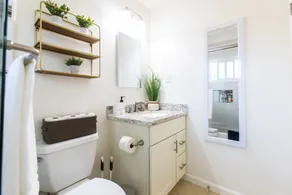 Bright 1Bd/1Ba w/ Free Parking, Full Kitchen, Fast WiFi - Image 4