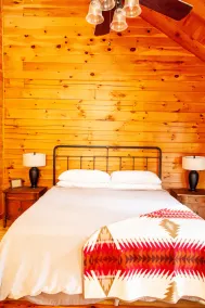 Well-appointed cabin with expansive mountain views, nature and tranquility. - Image 4