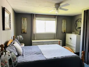 Beautiful lakefront cottage with sandy beach & private dock - Image 5