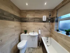 “Family-Friendly Fun: Spacious Home Near Top Attractions” - Image 2