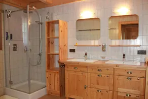 Rustic mountain hut with panoramic view and close to the slopes - Image 3