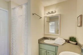 Spacious & Bright DWTN 3BR/2B, By Beach, W/ Kayaks - Image 3