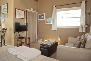 Great Studio - Under 2 minute walk to beach where dogs are welcome - Image 5