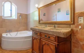 Pet Friendly Home In Apt - Image 3