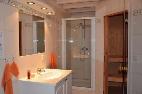 Kinderfreundliches Ferienhaus Ostseeblick 205 in Baabe. Gemütliche Terrasse mit Strandkorb, Terrassenmöbeln & Außengrill. Wohlfühlbad mit Whirlpool & Sauna für entspannte Urlaubstage - Image 3