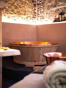 Plum Cottage: Sleeps 8 - Image 3