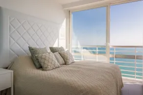 Beautiful corner apartment with spectacular sea views close to beach - Image 4