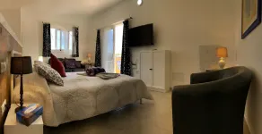 Landsbyhus totalrenoverat med 4 lägenheter, med innergård i Arico Viejo. - Image 3
