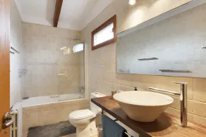 Stunning property with guest house, large pool, beautiful grounds, WIFI - Image 5