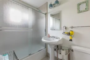 Game room, hot tub, 20 min to SF, beach 1 block away - Image 5