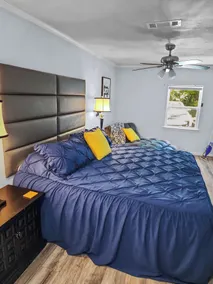 Luxurious beds, remodeled, very clean, quiet neighborhood, big backyard & tree!! - Image 4