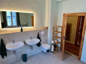 Quiet vacation apartment with wood-burning stove, sauna, garden & terrace on historic estate. Castle courtyard - Image 4