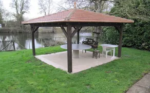 Casa junto al río Terraza al frente y detrás. - Image 4