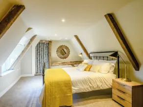 This family cottage is perfect for exploring Norwich, the Broads and the coast. - Image 3
