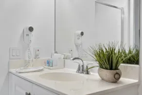 Luxury waterfront condo with the spectacular bay view - Image 3