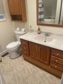 Large 2 bedroom house with private parking in a nice neighborhood - Image 3
