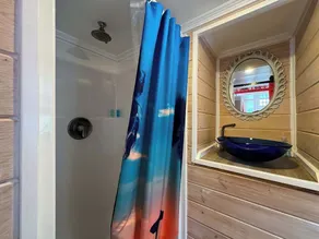Red Lifeguard Stand - Vivre grand dans une petite maison avec WiFi gratuit - Image 2