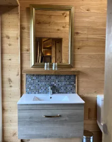 Luxury Ensuite Studio Cabin - Image 3